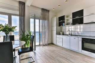 Апартаменты Sky Fort Apartments Добра-Вода Улучшенные апартаменты с 2 спальнями, балконом и видом на море-12