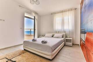 Апартаменты Sky Fort Apartments Добра-Вода Улучшенные апартаменты с 2 спальнями, балконом и видом на море-1