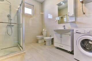 Апартаменты Sky Fort Apartments Добра-Вода Улучшенные апартаменты с 2 спальнями, балконом и видом на море-2